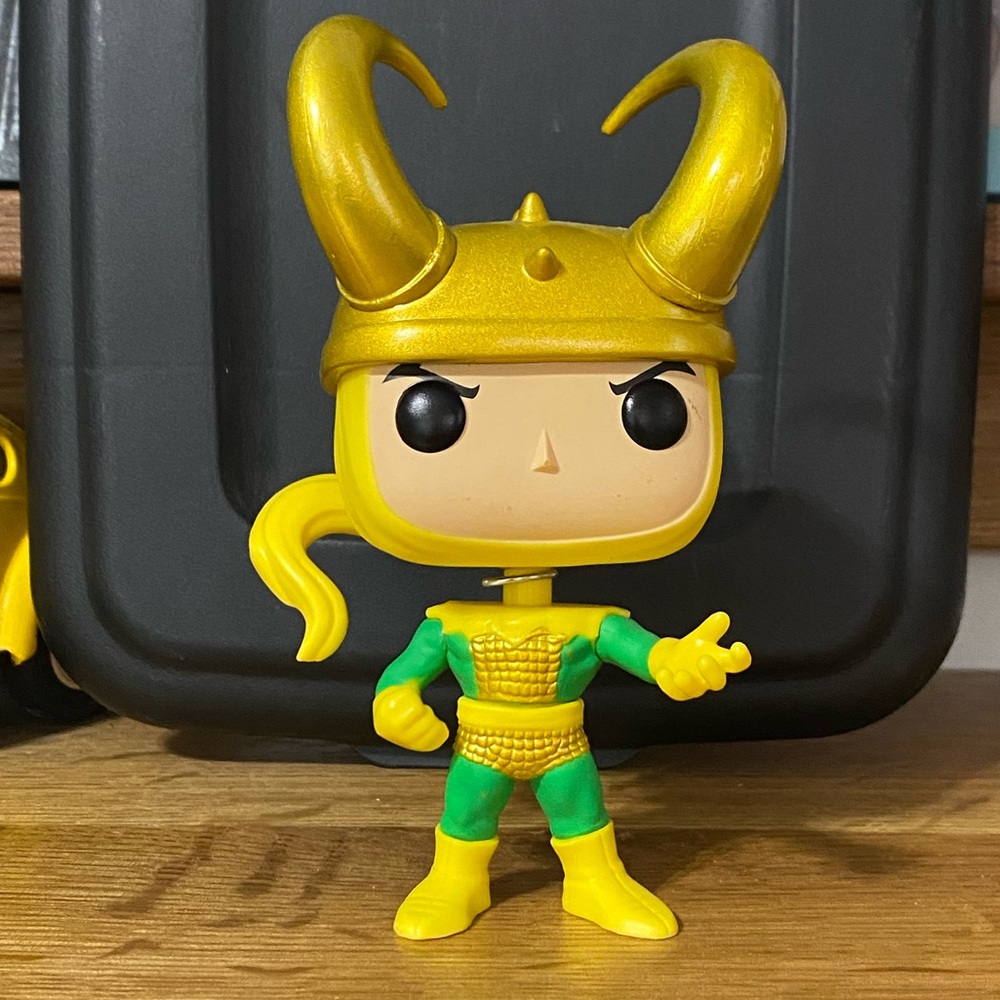 Funko Pop Loki with Gold Horned Helmet - Picture 3 of 7